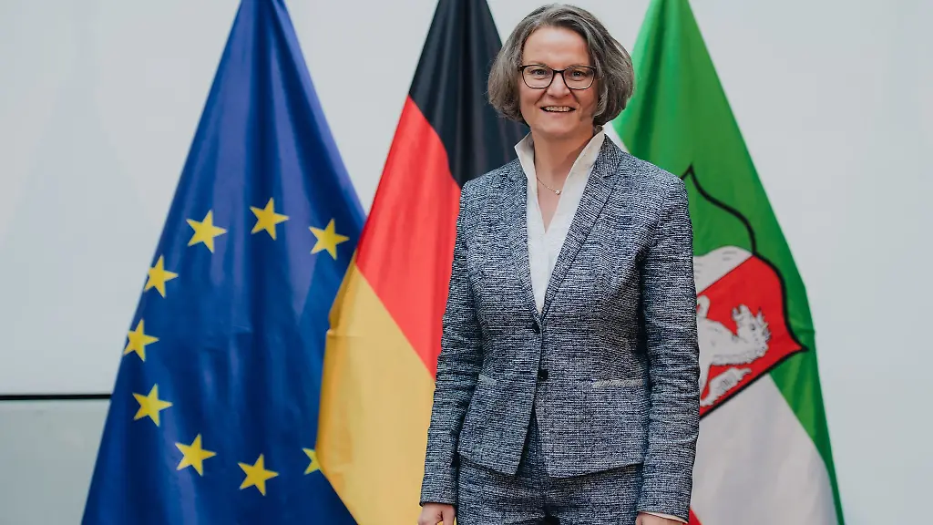 Ina-Scharrenbach-CDU-Ministerin-fuer-Heimat-Kommunales-Bau-und-Digitales-laechelt