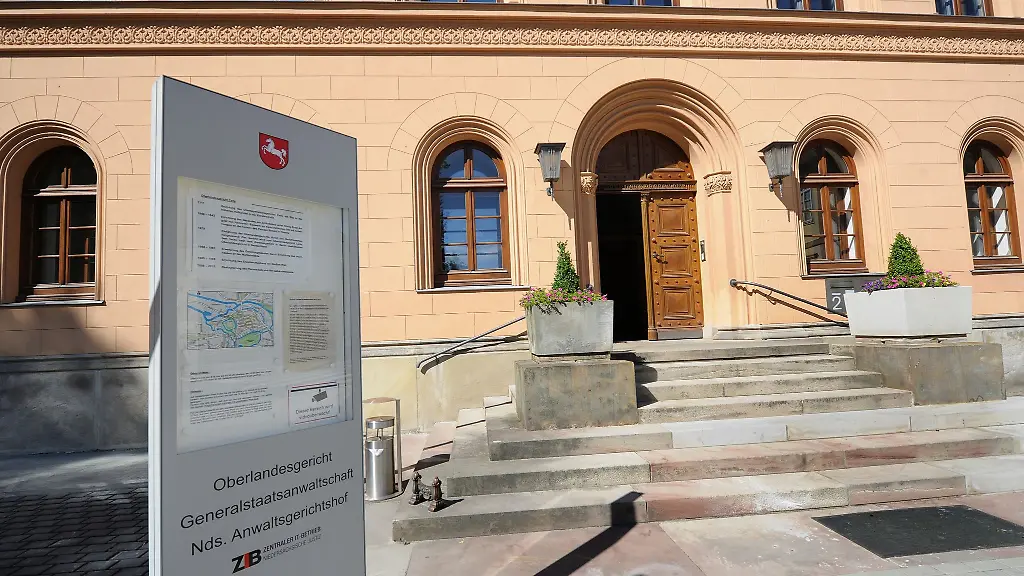 Die-Hauptfassade-mit-Eingang-zum-Oberlandesgericht-OLG-Celle