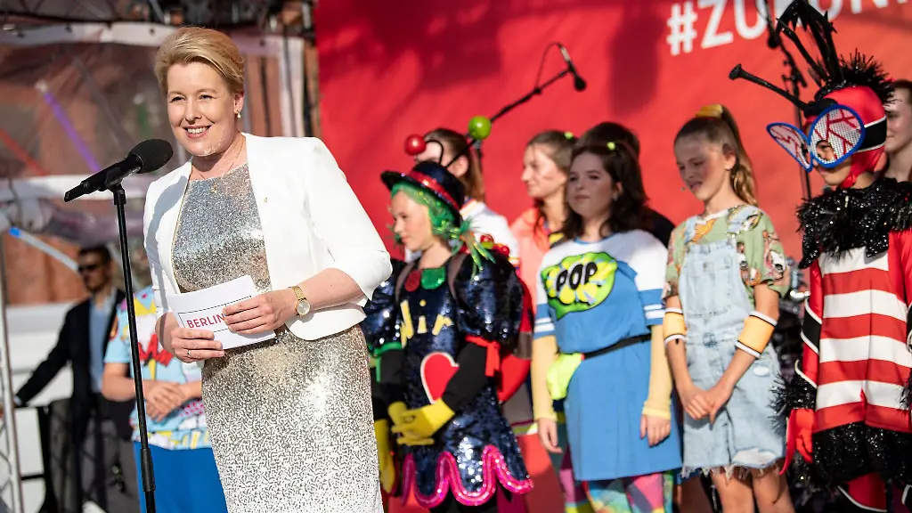 Franziska-Giffey-SPD-Regierende-Buergermeisterin-von-Berlin-spricht-auf-dem-Berliner-Hoffest-vor-dem-jungen-Ensemble-des-Friedrichsstadt-Palast-Berlin-auf-der-Buehne