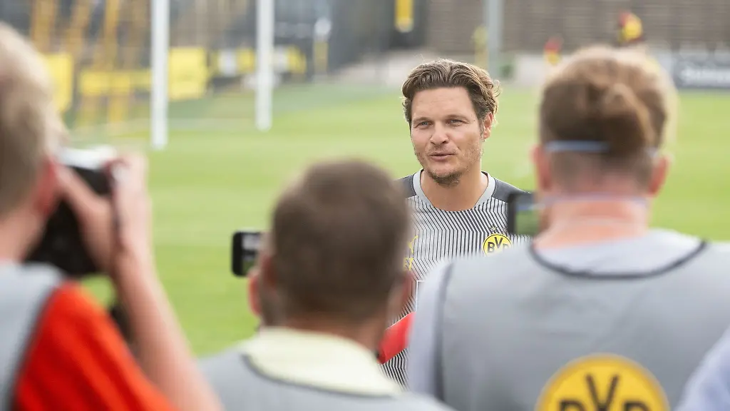 Trainer-Edin-Terzic-gibt-nach-dem-Training-Interviews