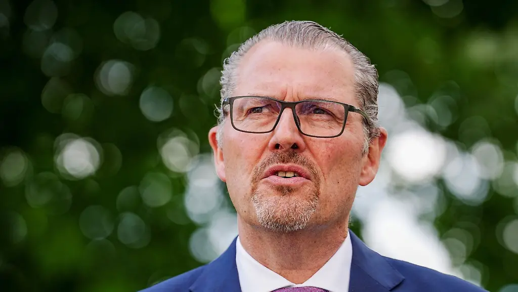 Rainer-Dulger-gibt-im-Bundeskanzleramt-eine-Pressekonferenz-nach-Gespraechen-zur-konzertierten-Aktion-gegen-die-Inflation-in-Deutschland