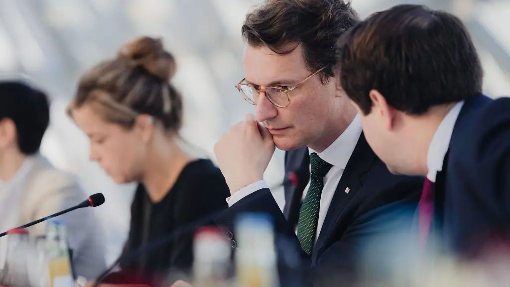 Hendrik-Wuest-l-Ministerpraesident-von-Nordrhein-Westfalen-unterhaelt-sich-waehrend-der-ersten-Kabinettssitzung-der-neuen-Landesregierung-im-Staendehaus-mit-Nathanael-Liminski-beide-CDU-Minister-und-Chef-der-Staatskanzlei