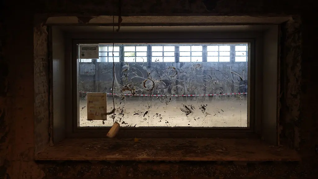 Blick-durch-ein-Fenster-der-Sporthalle-einer-teilzerstoerten-Realschule-kurz-vor-dem-Jahrestag-des-Hochwassers
