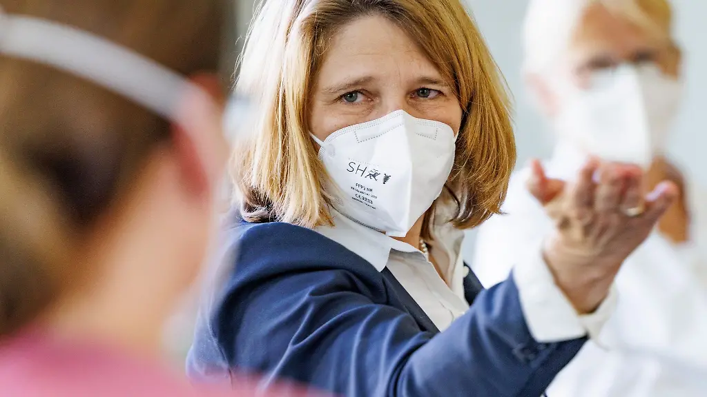 Schleswig-Holsteins-Gesundheitsministerin-Kerstin-von-der-Decken-spricht-in-einem-Krankenhaus