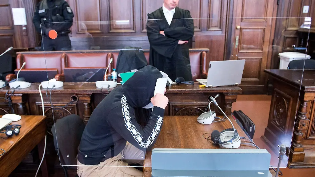 Ein-21-Jahre-alter-Angeklagter-sitzt-im-Gericht-neben-seinem-Verteidiger-Roman-Raczek-im-Saal