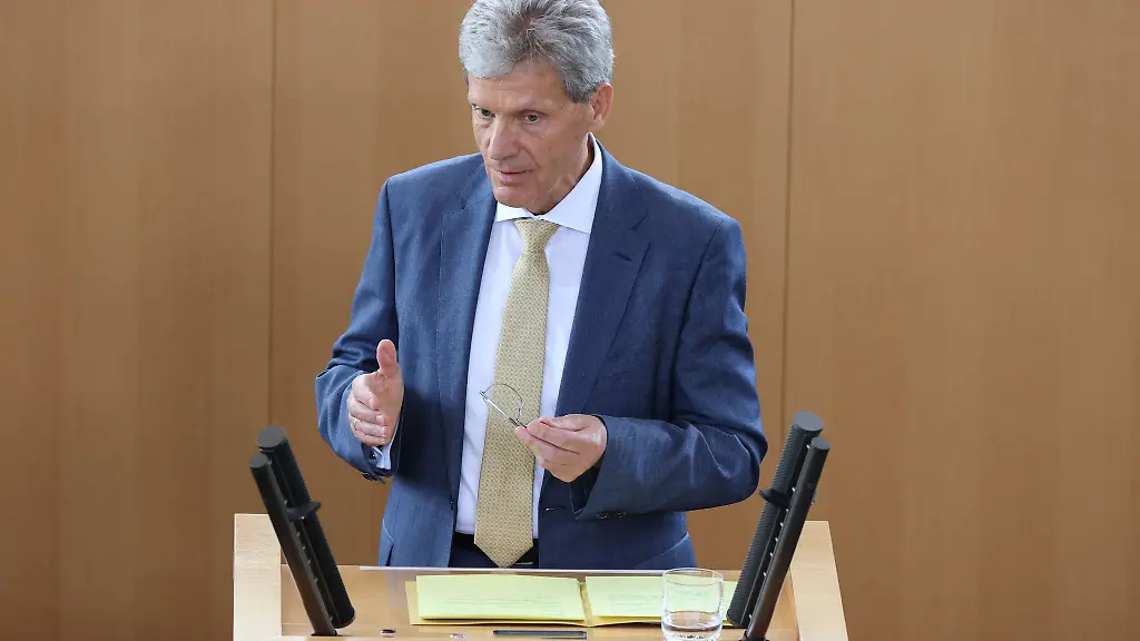 Helmut-Holter-Die-Linke-Bildungsminister-von-Thueringen-spricht-im-Thueringer-Landtag