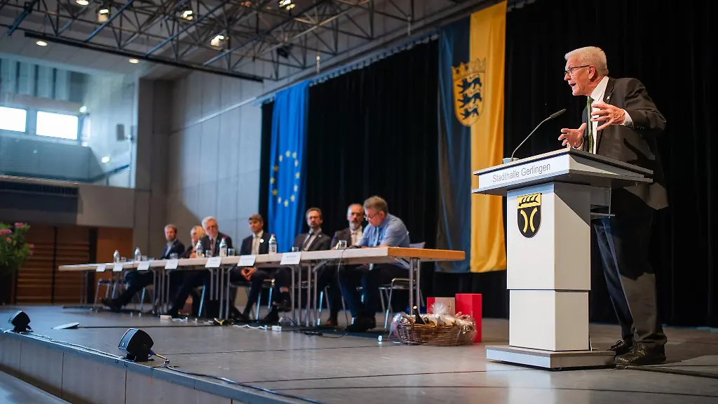 Winfried-Kretschmann-haelt-eine-Rede