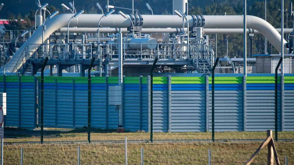 Blick-auf-Rohrsysteme-und-Absperrvorrichtungen-der-Ostseepipeline-Nord-Stream-2