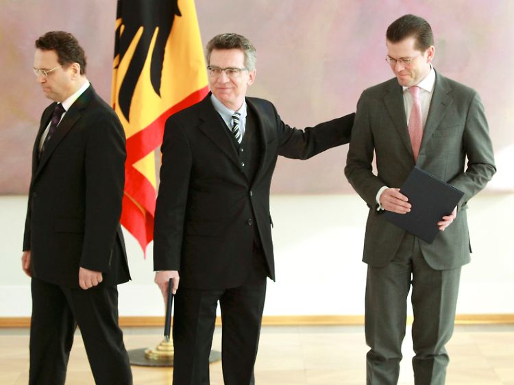 Die neuen und der alte: Innenminister Friedrich, Verteidigungsminister de Maizière und sein Vorgänger Guttenberg im Schloss Bellevue.