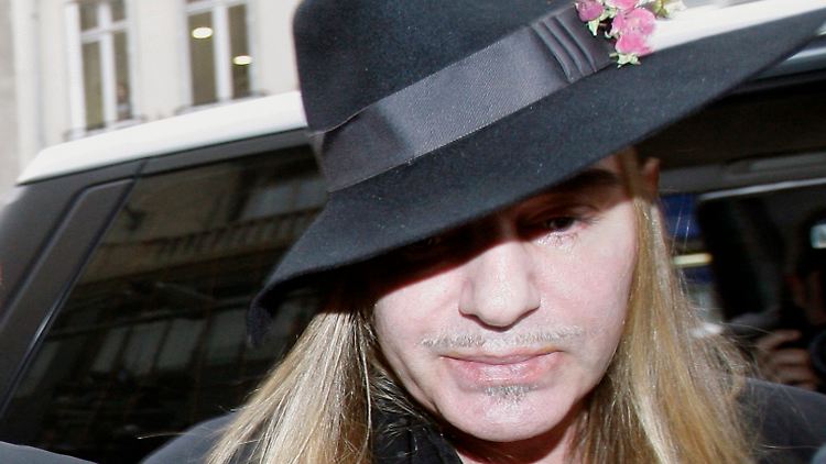 Dreht und windet sich in seiner Pöbel-Affäre: John Galliano.