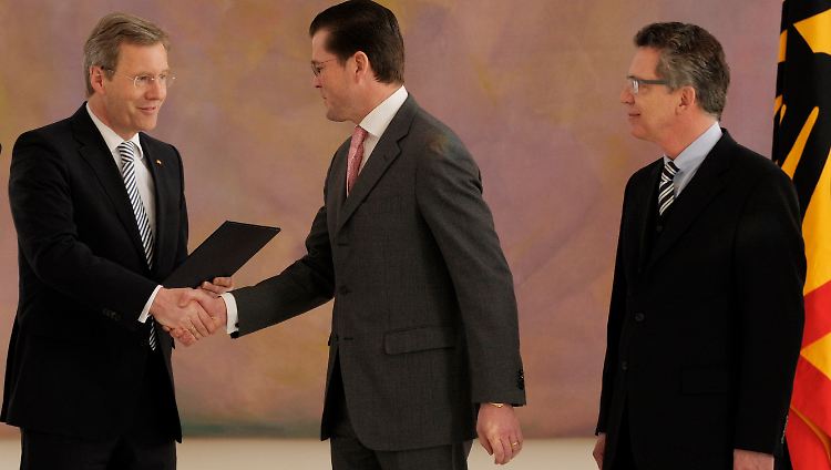 Auf Wiedersehen? Bundespräsident Wulff dankt Guttenberg für seine Dienste. Nachfolger de Maizière schaut zu.