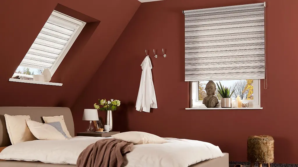 Innenliegende-Rollos-gibt-es-in-verschiedenen-Varianten-Je-nachdem-wie-stark-der-Sonnenschutz-im-Zimmer-ausfallen-soll-koennen-transparente-blickdichte-oder-komplett-abdunkelnde-Rollos-gewaehlt-werden