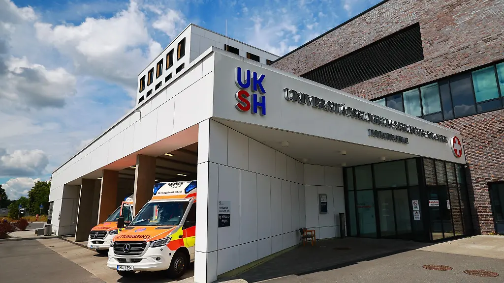 Rettungswagen-stehen-neben-dem-Eingang-zur-Notaufnahme-des-Universitaetsklinikum-UKSH-in-Luebeck