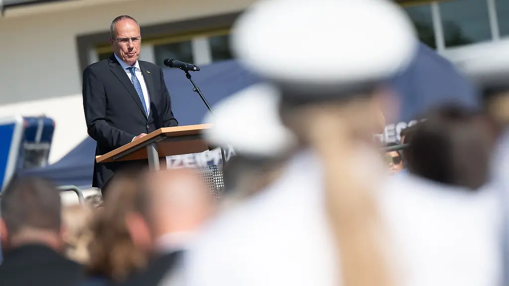 Hessens-Innenminister-Peter-Beuth-spricht-vor-Polizeianwaertern-und-anwaerterinnen