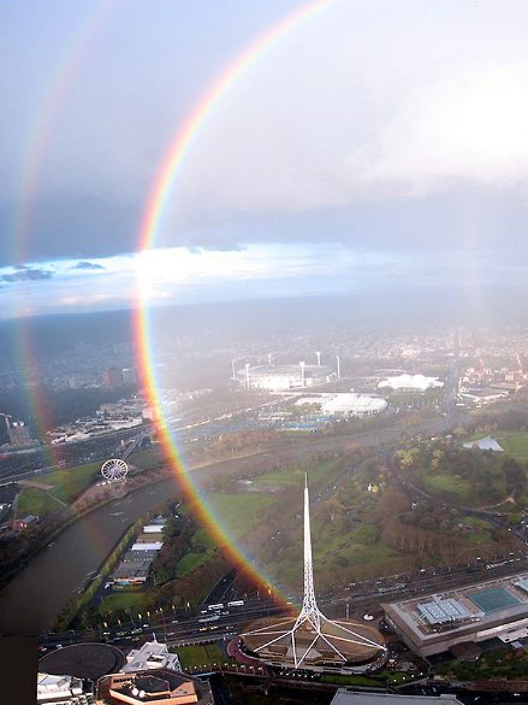 Durch die erhöhte Perspektive ist dieser Regenbogen über Melbourne, Australien, als Kreis erkennbar.