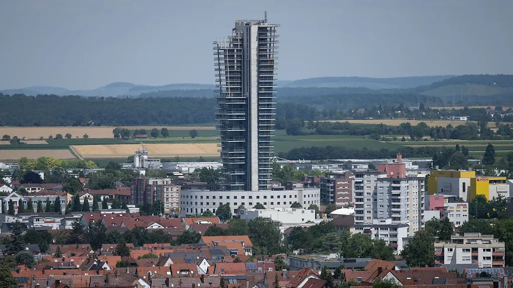 Der-sogenannte-Schwabenlandtower-ist-am-Rande-der-Fellbacher-Innenstadt-zu-sehen