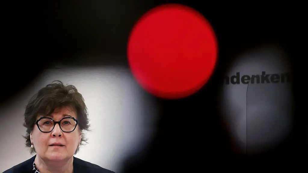 Petra-Grimm-Benne-SPD-Gesundheitsministerin-in-Sachsen-Anhalt-spricht