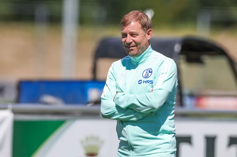 Schalkes-Cheftrainer-Frank-Kramer-schaut-seinem-Team-beim-Training-zu