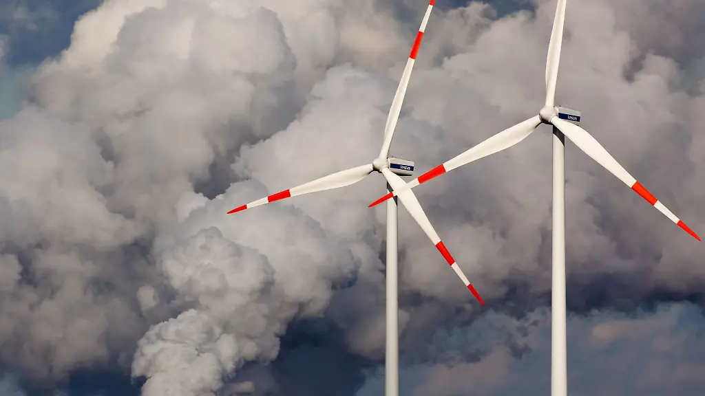 Windraeder-drehen-sich-vor-den-Kuehltuermen-eines-Braunkohlekraftwerks