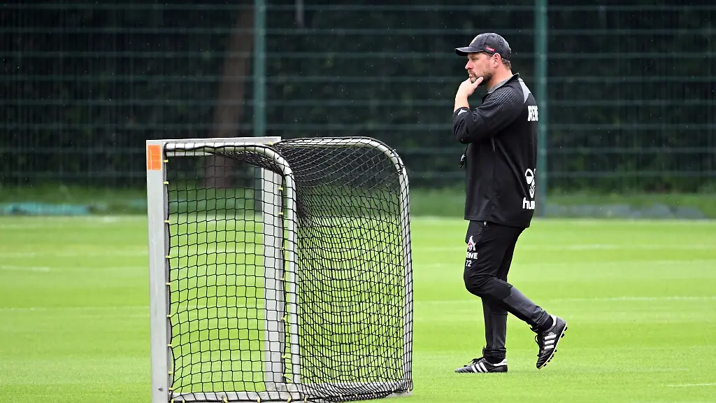 Trainer-Steffen-Baumgart-beobachtet-das-Training-seiner-Mannschaft