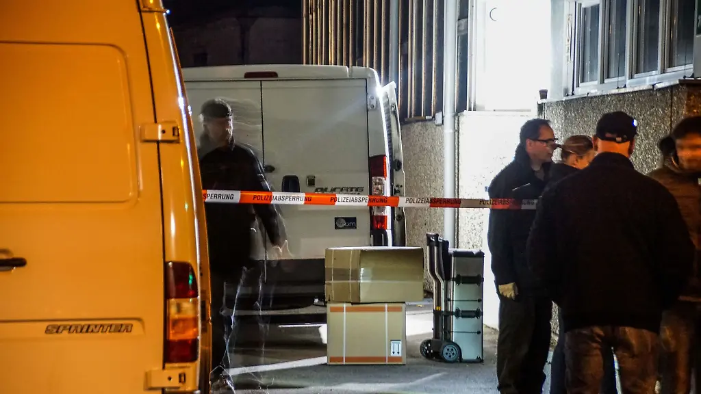 Polizisten-stehen-am-08-10-2016-in-Esslingen-an-einem-Transporter-der-zuvor-ueberfallen-wurde