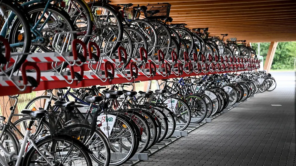 Fahrraeder-stehen-in-einem-Fahrrad-Parkhaus