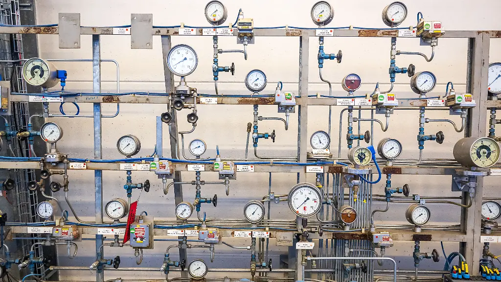 Mehrere-Anzeigen-an-der-Anlage-des-Gasspeicher-Wolfersberg-oestlich-von-Muenchen