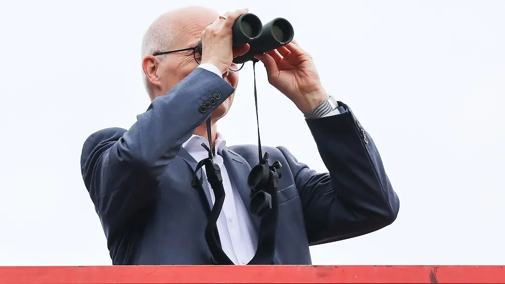 Hamburgs-Erster-Buergermeister-Peter-Tschentscher-SPD-beobachtet-mit-einem-Fernglas-drei-Jungstoerche