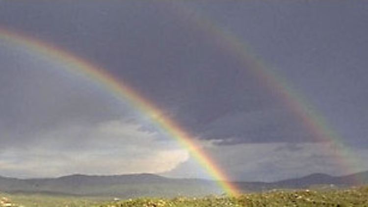 Hauptregenbogen, Nebenregenbogen und dazwischen das dunkle Band.