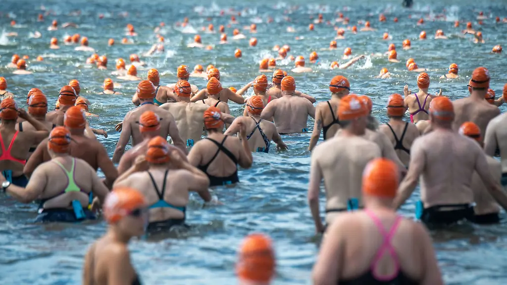 Beim-57-Internationalen-Sundschwimmen-starten-auf-der-Insel-Ruegen-rund-1000-Teilnehmer-in-die-Fluten-des-Strelasunds