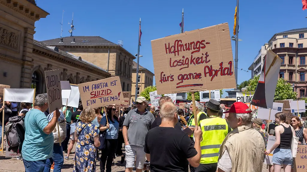 Kurz-vor-dem-ersten-Jahrestag-der-Hochwasserkatastrophe-im-Ahrtal-wollen-Flutopfer-in-Mainz-protestieren