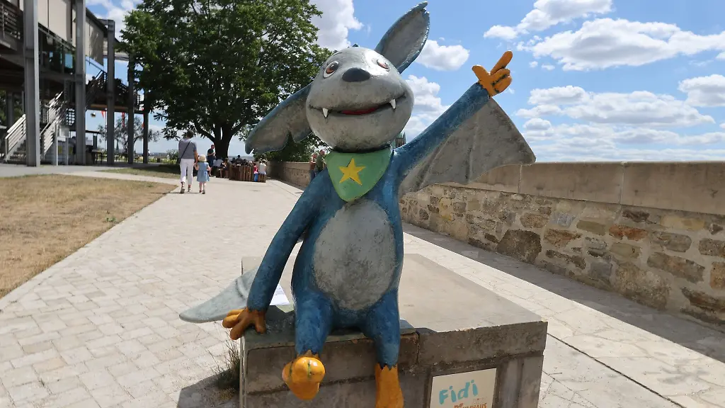 Auf-dem-Gelaende-des-Petersberges-ist-die-neue-KiKA-Figur-Die-Fledermaus-Fidi-aus-dem-KiKA-Baumhaus-als-Skulptur-zu-sehen