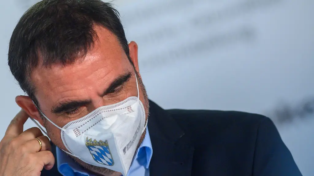 Bayerns-Gesundheitsminister-Klaus-Holetschek-nimmt-seine-FFP2-Maske-ab
