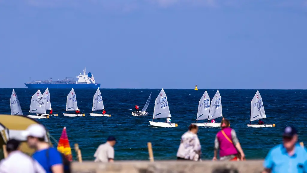Segler-sind-zum-Auftakt-der-84-Warnemuender-Woche-auf-der-Ostsee-unterwegs