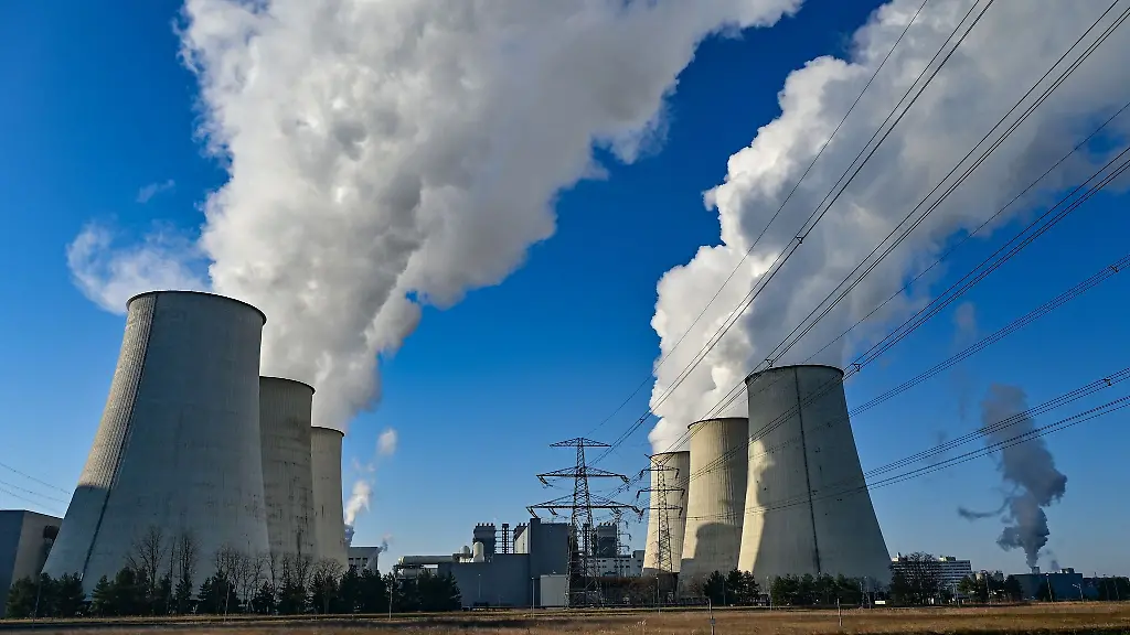 Wasserdampf-steigt-aus-den-Kuehltuermen-des-Kohlekraftwerks