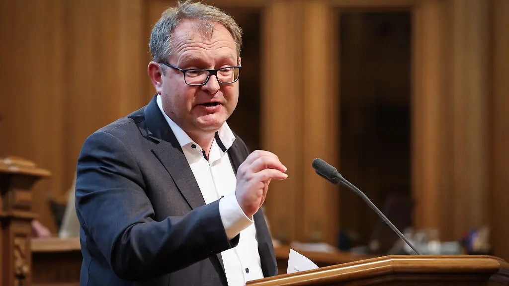 Jens-Kerstan-spricht-in-der-aktuellen-Stunde-im-Hamburger-Rathaus