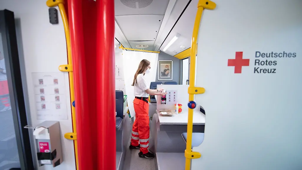 Eine-Teilnehmerin-am-Bundesfreiwilligendienst-arbeitet-in-einem-Impfbus-des-DRK