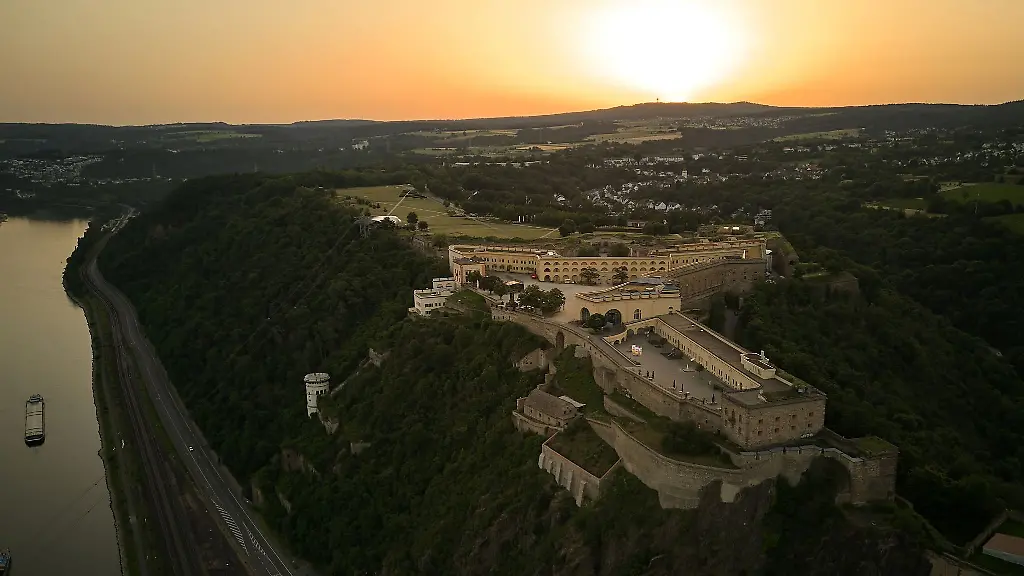 Die-Festung-Ehrenbreitstein-hoch-ueber-dem-Rhein-bei-Koblenz-kurz-nach-Sonnenaufgang