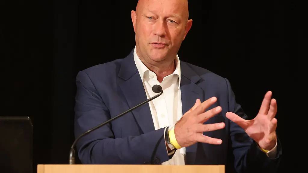 Thueringens-FDP-Landesvorsitzender-Thomas-Kemmerich-spricht-beim-Landesparteitag-der-FDP-Thueringen