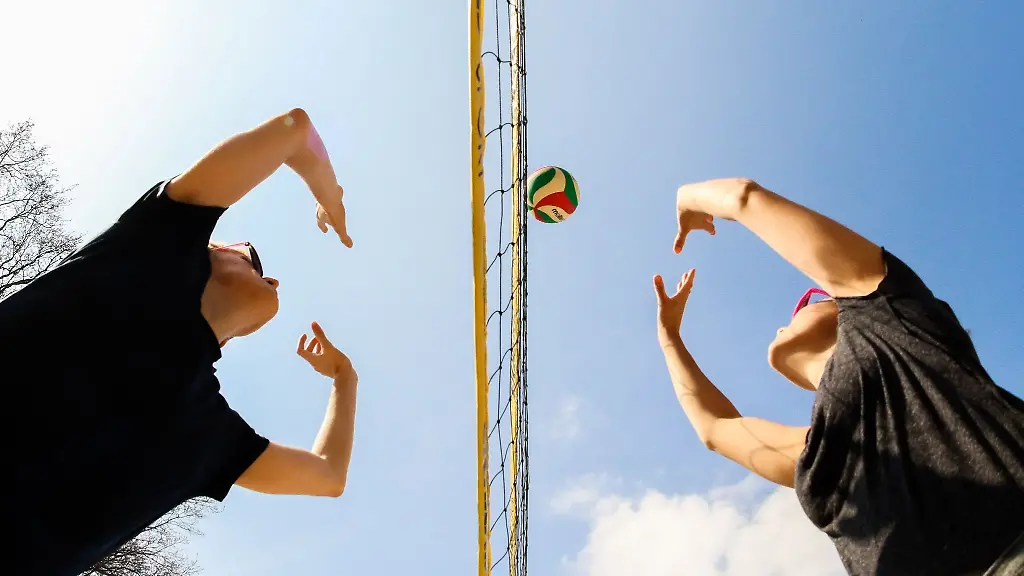 Zwei-Studenten-spielen-Beachvolleyball