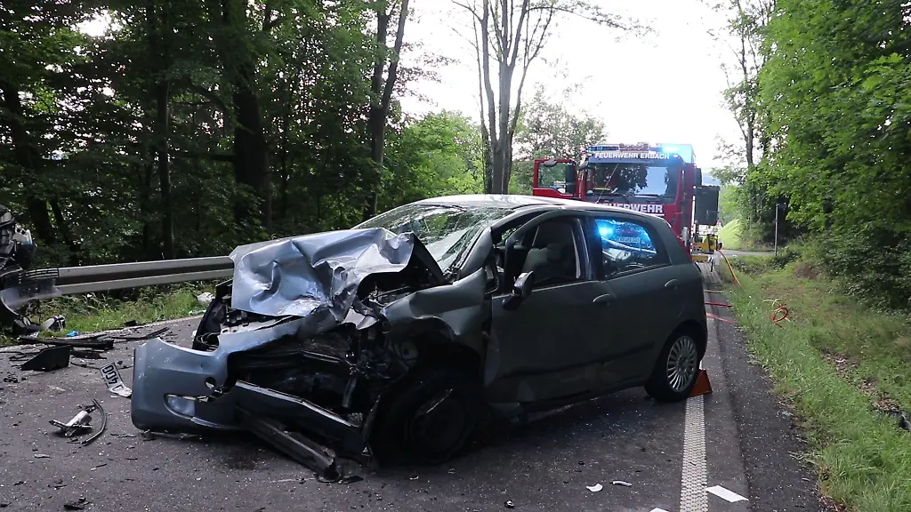 Ein-verunfallter-Wagen-steht-auf-der-Strasse-in-Erbach-Odenwaldkreis