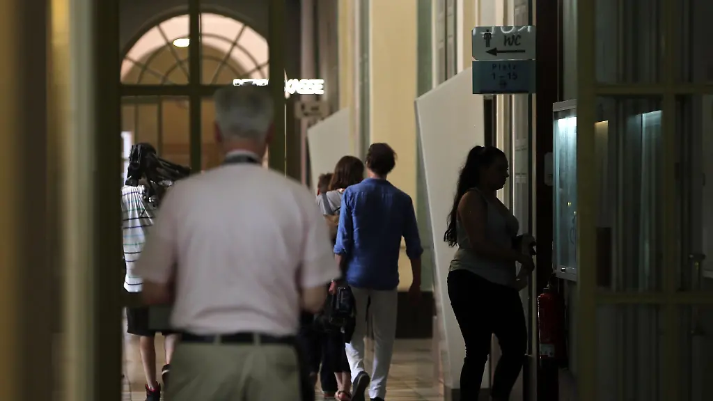 Menschen-gehen-im-Rathaus-Spandau-zum-Buergeramt