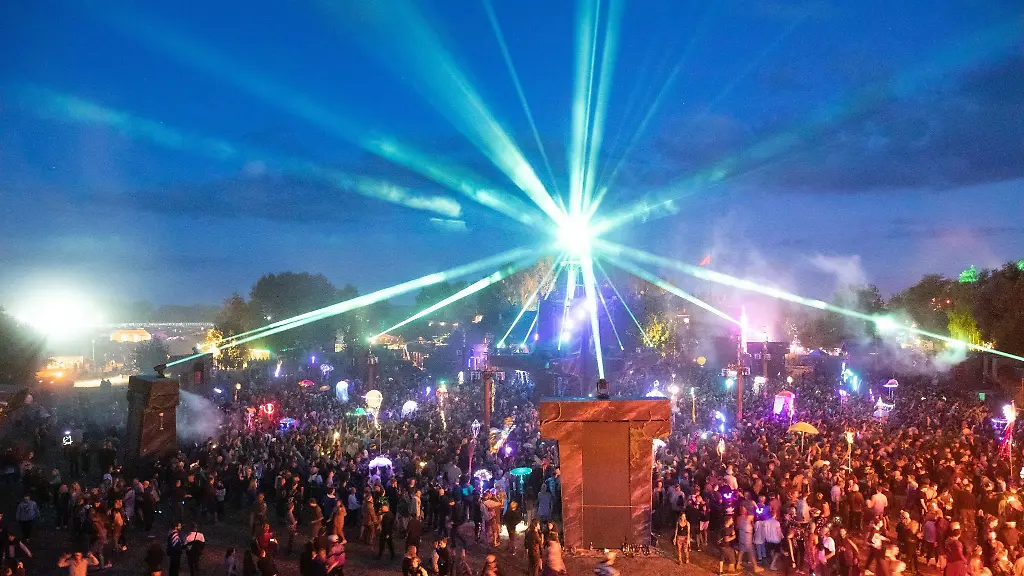 Festivalbesucher-und-besucherinnen-auf-der-Fusion-2019