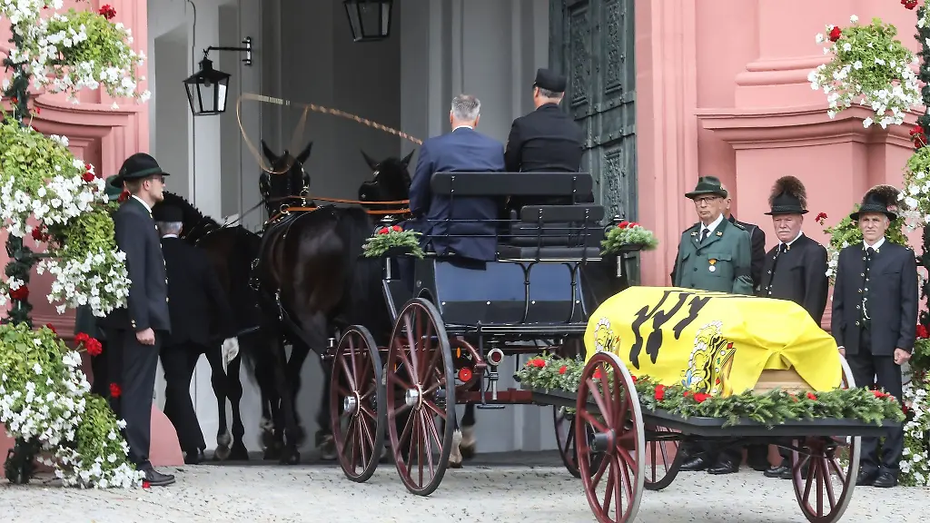 Der-Sarg-von-Carl-Herzog-von-Wuerttemberg-liegt-auf-einer-Laffette-die-von-Pferden-gezogen-wird-und-faehrt-in-das-Schloss-Altshausen-ein