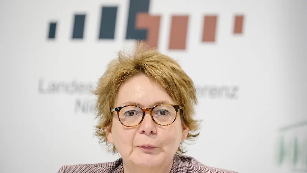 Niedersachsens-Gesundheitsministerin-Daniela-Behrens-spricht-bei-einer-Pressekonferenz
