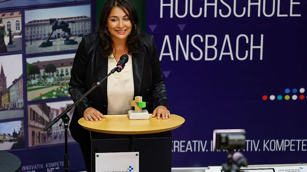 Die-Menschenrechtsaktivistin-Duezen-Tekkal-haelt-ihre-Dankesrede-nach-der-Verleihung-des-Bildungspreises