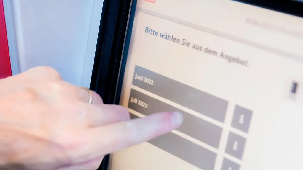 Ein-Fahrgast-kauft-das-9-Euro-Ticket-fuer-den-Monat-Juli