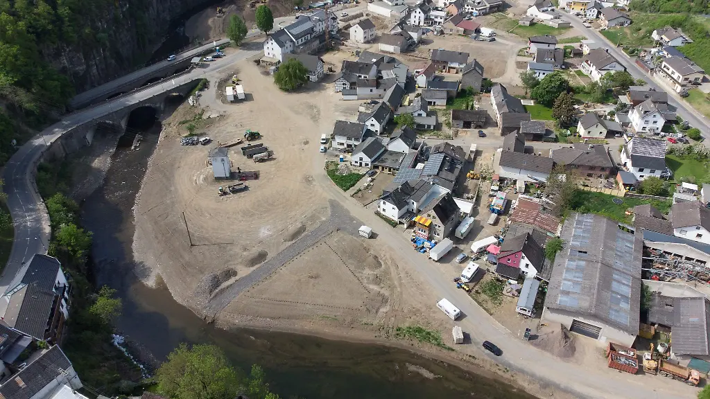 Riesige-Freiflaechen-im-Dorf-Schuld-lassen-erahnen-wie-viele-Haeuser-wegen-zu-starker-Beschaedigungen-abgerissen-werden-mussten