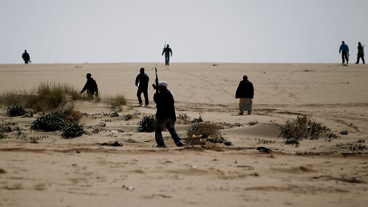 Libyer auf dem Weg nach Brega, wo sie gegen die Gaddafi-Truppen kämpfen wollen.