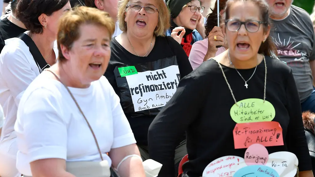 Mitarbeiter-der-landesweiten-Unikliniken-demonstrieren-vor-dem-Landtag